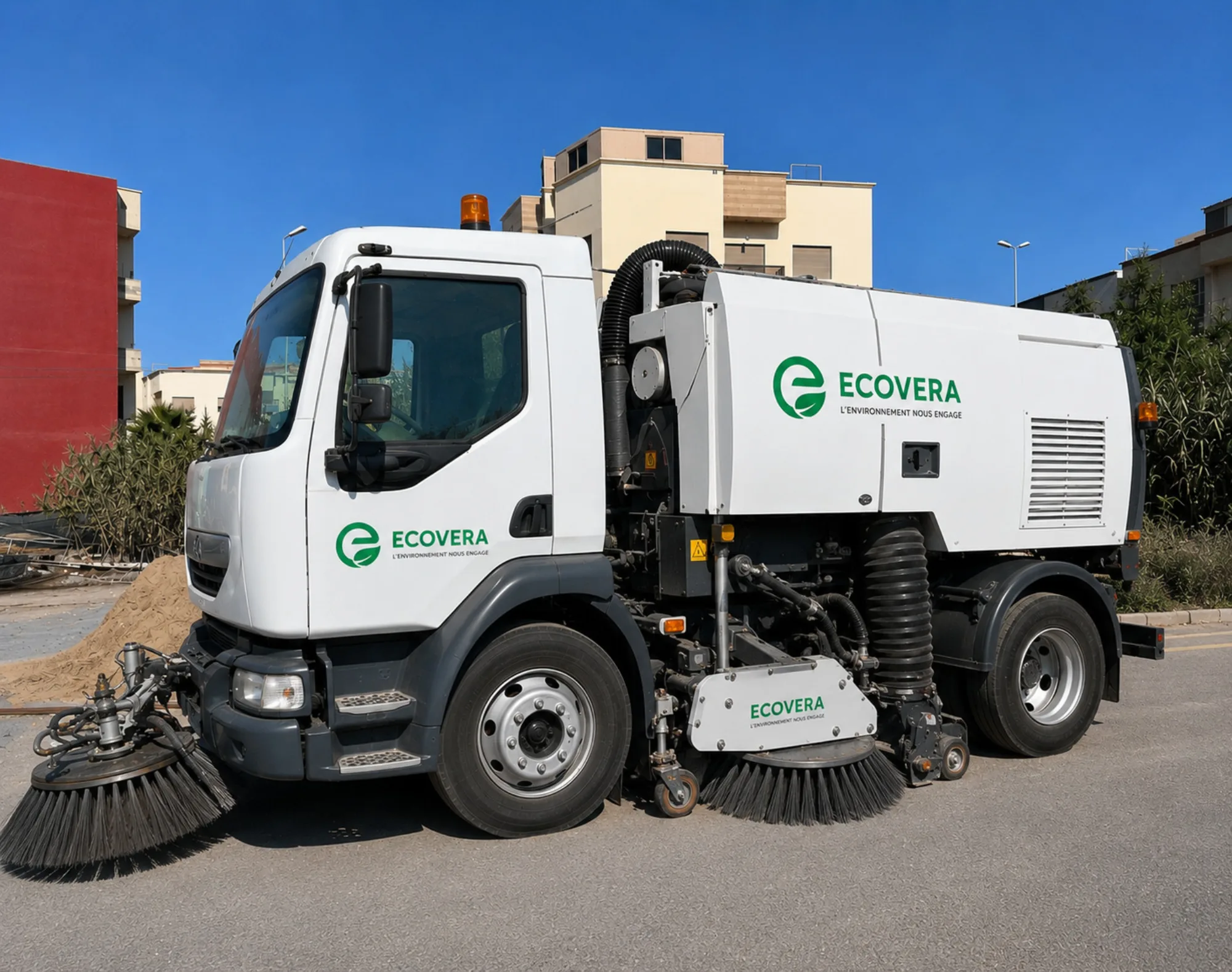 Balayeuse-laveuse ECOVERA nettoyant une voirie de zone industrielle